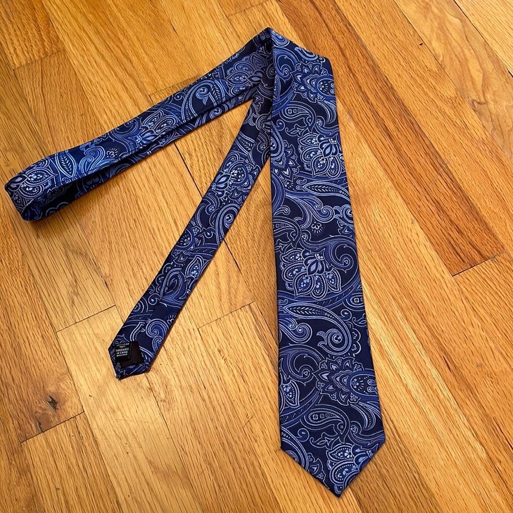Roundtree & Yorke 100% Silk Tie. Navy/Light Blue Paisley Print. Handmade. EUC